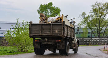 junk hauling truck